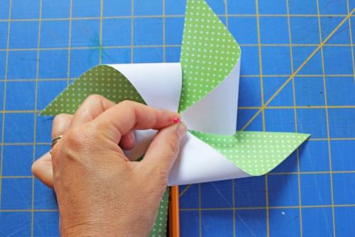 Как сделать вертушку ветряную. Делаем ветряк своими руками. Очень легко!