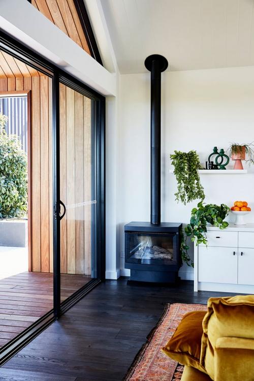 Современный дом в Австралии с необычной крышей и большой верандой 08