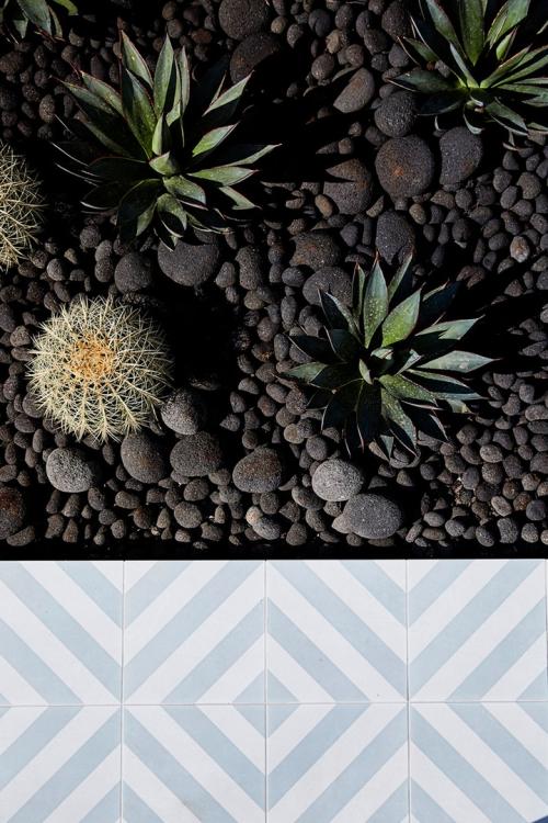 Современный дом в Австралии с необычной крышей и большой верандой 16