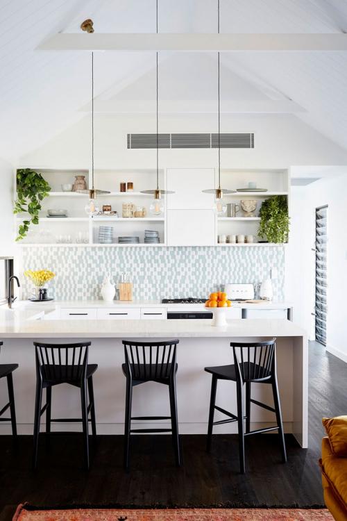 Современный дом в Австралии с необычной крышей и большой верандой 04