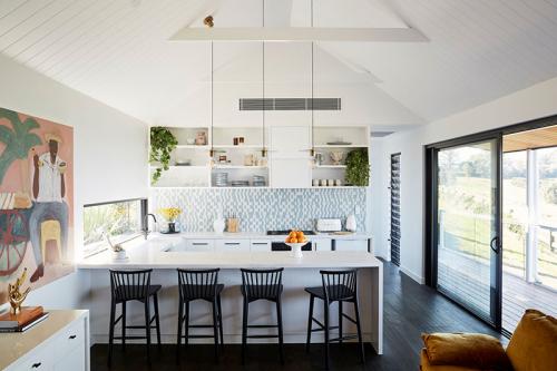 Современный дом в Австралии с необычной крышей и большой верандой 03