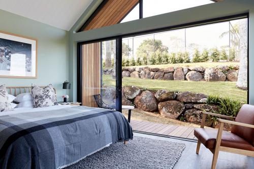 Современный дом в Австралии с необычной крышей и большой верандой 11