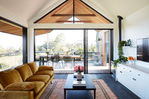 Современный дом в Австралии с необычной крышей и большой верандой 01