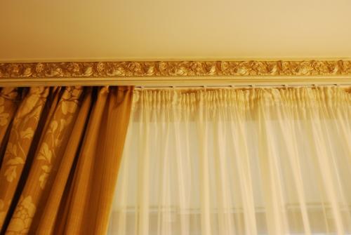 Какие карнизы самые удобные. Современные карнизы для штор — разновидности дизайна, методы монтажа и конструкционное исполнение (110 фото)