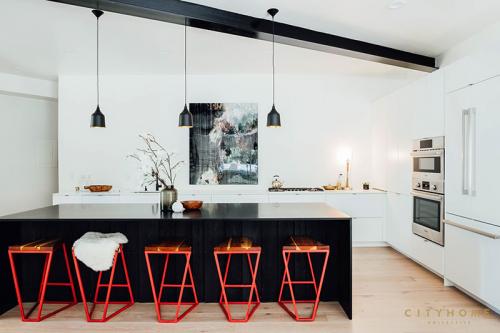 Деревянный дом, который «встроили» в лесной склон 05