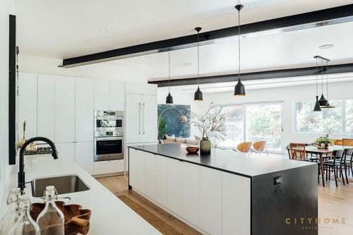 Деревянный дом, который «встроили» в лесной склон 06