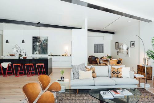 Деревянный дом, который «встроили» в лесной склон 04