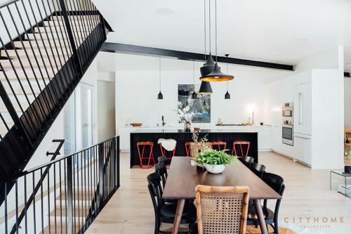 Деревянный дом, который «встроили» в лесной склон 10