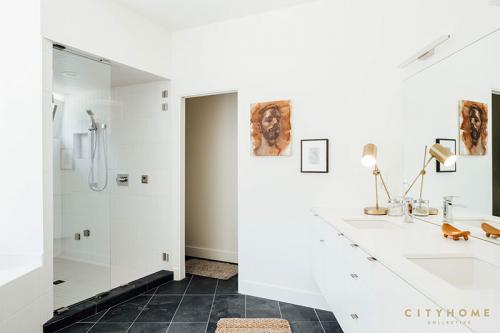 Деревянный дом, который «встроили» в лесной склон 14