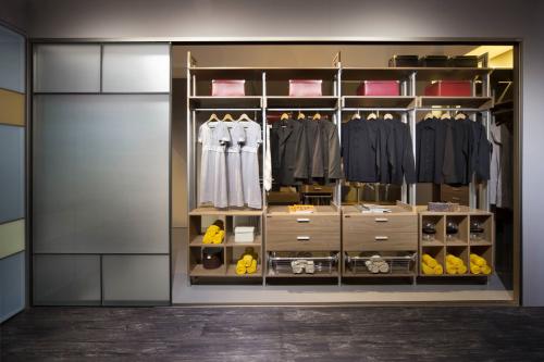 Большой шкаф гардеробная. Наполнение для разных видов шкафа