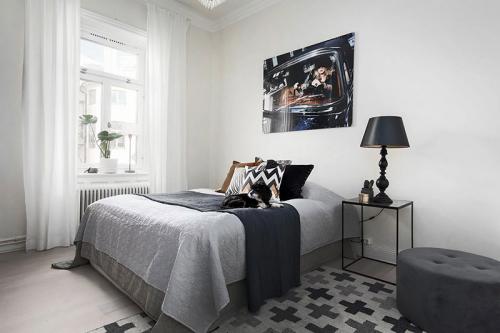 Двухуровневая квартира с черно-белой кухней и чердаком в Швеции 10