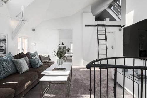 Двухуровневая квартира с черно-белой кухней и чердаком в Швеции 15