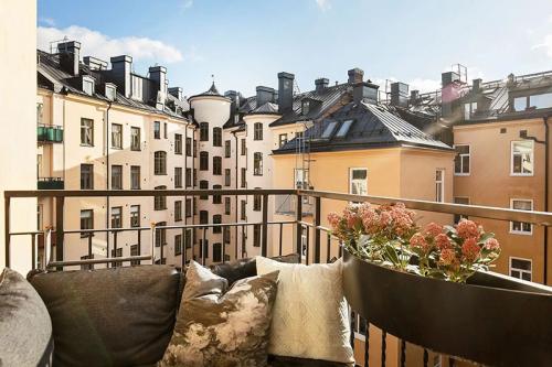 Двухуровневая квартира с черно-белой кухней и чердаком в Швеции 03