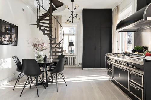 Двухуровневая квартира с черно-белой кухней и чердаком в Швеции 02