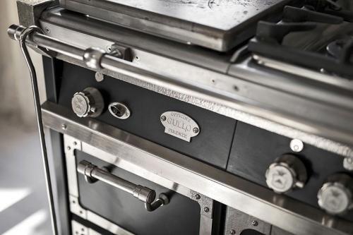 Двухуровневая квартира с черно-белой кухней и чердаком в Швеции 08