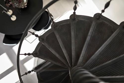 Двухуровневая квартира с черно-белой кухней и чердаком в Швеции 09