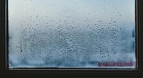 Почему запотевают пластиковые окна снаружи. Запотевание окон со стороны улицы