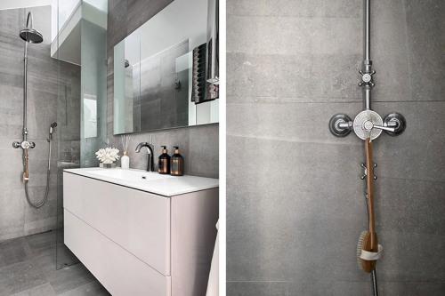 Двухуровневая квартира с черно-белой кухней и чердаком в Швеции 19