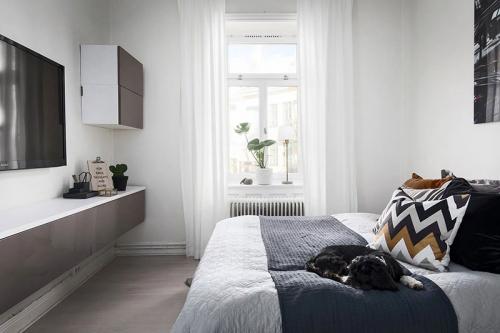 Двухуровневая квартира с черно-белой кухней и чердаком в Швеции 11