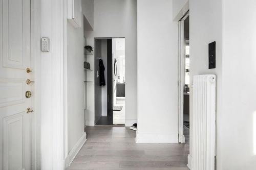 Двухуровневая квартира с черно-белой кухней и чердаком в Швеции 23