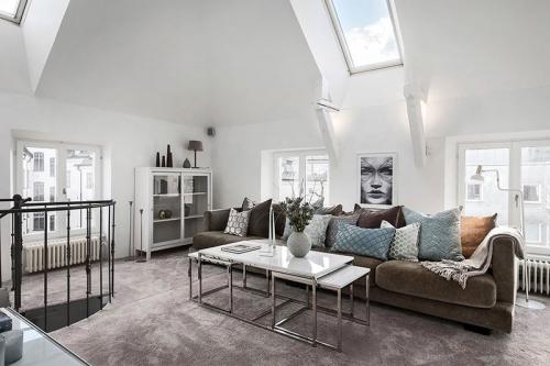 Двухуровневая квартира с черно-белой кухней и чердаком в Швеции 14