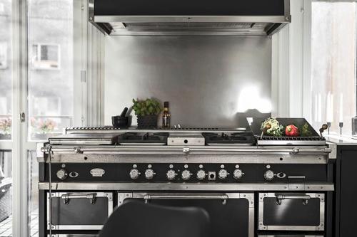 Двухуровневая квартира с черно-белой кухней и чердаком в Швеции 07