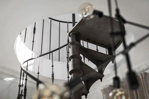 Двухуровневая квартира с черно-белой кухней и чердаком в Швеции 12