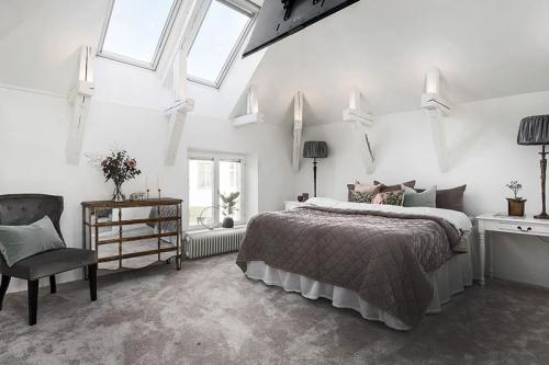 Двухуровневая квартира с черно-белой кухней и чердаком в Швеции 17