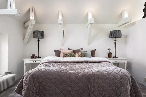 Двухуровневая квартира с черно-белой кухней и чердаком в Швеции 18