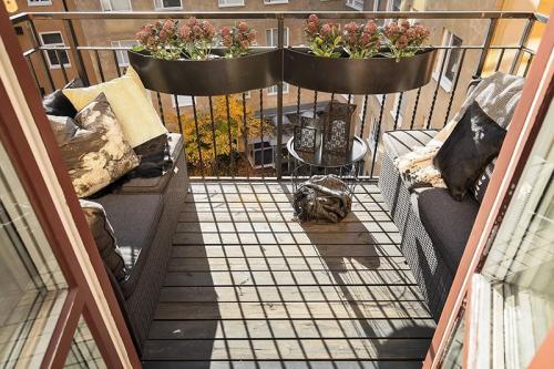 Двухуровневая квартира с черно-белой кухней и чердаком в Швеции 04