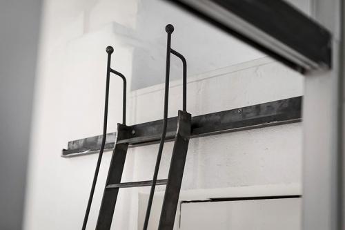 Двухуровневая квартира с черно-белой кухней и чердаком в Швеции 21