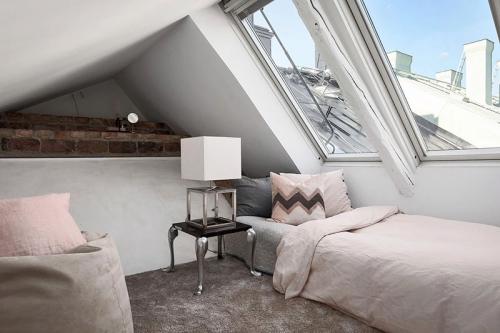 Двухуровневая квартира с черно-белой кухней и чердаком в Швеции 22