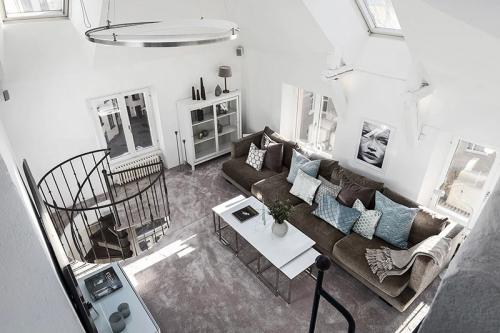 Двухуровневая квартира с черно-белой кухней и чердаком в Швеции 13