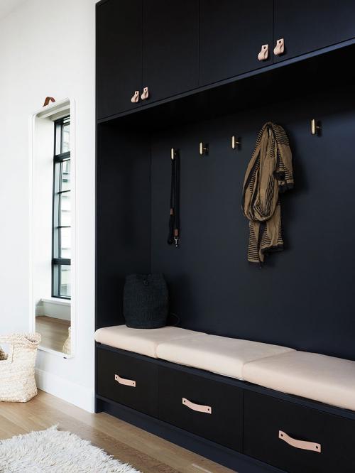 Черные окна, белые стены и открытое пространство: современная резиденция на Манхеттене 17