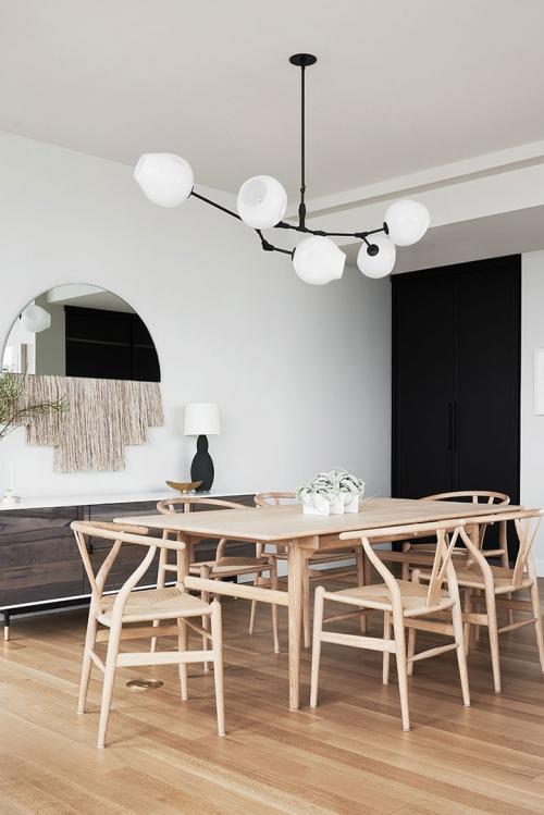 Черные окна, белые стены и открытое пространство: современная резиденция на Манхеттене 05