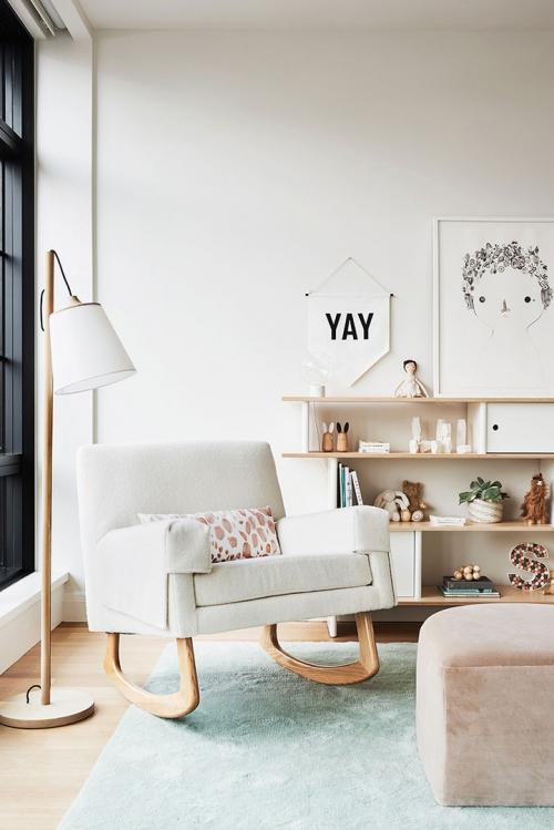 Черные окна, белые стены и открытое пространство: современная резиденция на Манхеттене 12