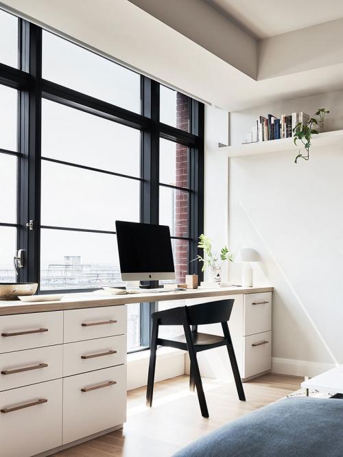 Черные окна, белые стены и открытое пространство: современная резиденция на Манхеттене 09