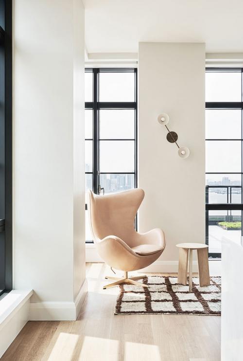 Черные окна, белые стены и открытое пространство: современная резиденция на Манхеттене 04