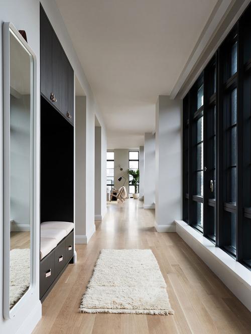 Черные окна, белые стены и открытое пространство: современная резиденция на Манхеттене 08