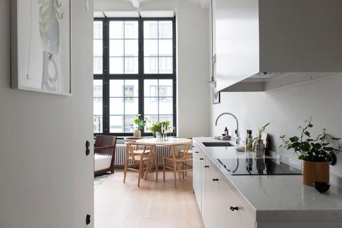 Маленький стильный лофт с потолками в 4 метра (46 кв. м) 05