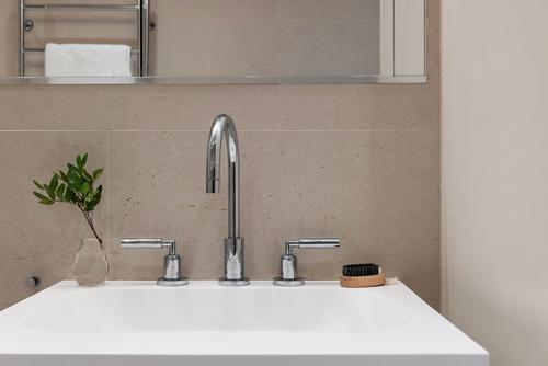 Маленький стильный лофт с потолками в 4 метра (46 кв. м) 07