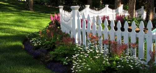 Деревянный заборчик для клумбы своими руками. Виды ограждений для клумб