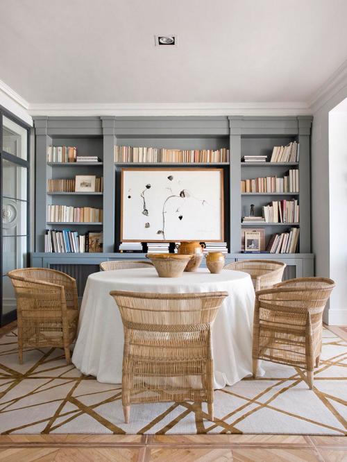 Эклектичный интерьер квартиры в Мадриде с необычными картинами и камином 04