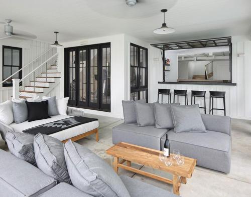 Просторный современный дом прямо у озера в США 12