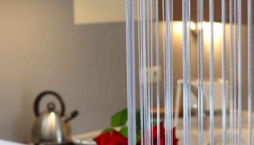 Деревянные шторы висюльки. Виды штор на дверные проемы