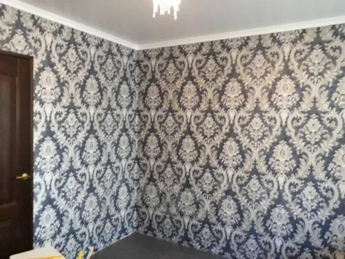 Нужно ли под обои шпаклевать стены. Под какие обои можно не шпаклевать стены квартиры