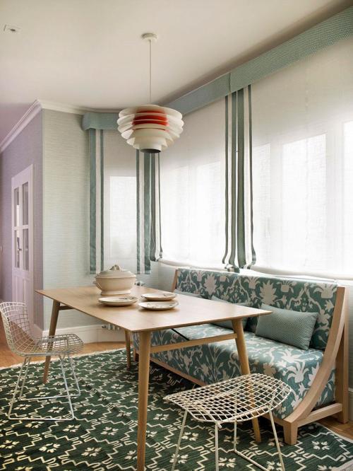 Эклектичный интерьер квартиры в Мадриде с необычными картинами и камином 09