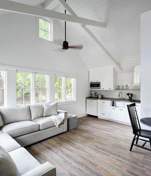 Просторный современный дом прямо у озера в США 11