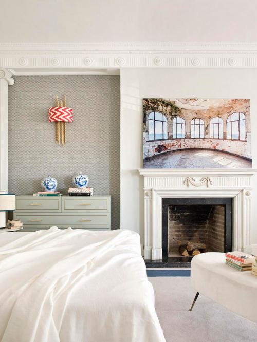 Эклектичный интерьер квартиры в Мадриде с необычными картинами и камином 08