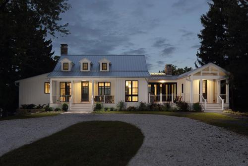 Просторный современный дом прямо у озера в США 15